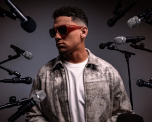 Óculos de Sol Oakley Chaminade Patrick Mahomes II Collection Matte Transparent Red Prizm Black OO9492 06-60